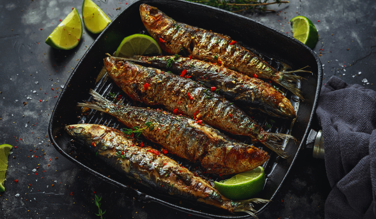 Esta receta se cocina tradicionalmente al aire libre sobre brasas de leña para potenciar el sabor ahumado.