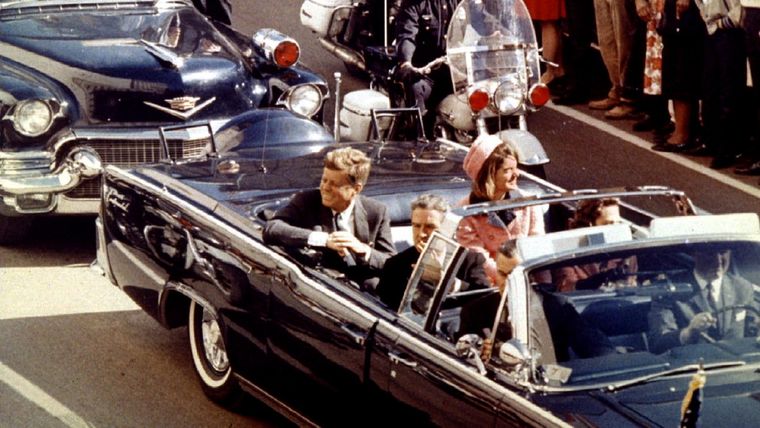 El expresidente de EE.UU. John F. Kennedy junto a su esposa, Jacqueline Kennedy, y el Gobernador de Texas, John Connally, en una caravana poco antes de su asesinato, el 22 de noviembre de 1963.