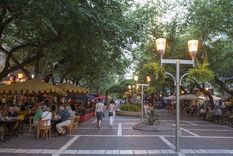 Los transeúntes reaccionaron al ver el atuendo que el influencer mendocino lució por las calles mendocinas.