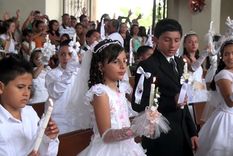 Los niños que se bautizan, quedarían sin padrinos. Foto: Youtube.