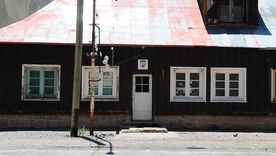 Las Cuevas es un pueblo de Mendoza situado en la cordillera de los Andes, próxima al limite internacional. Las Cuevas es un pueblo de Mendoza situado en la cordillera de los Andes, próxima al limite internacional.