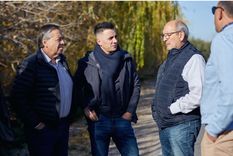 El Superintendente General de Irrigación, Sergio Marinelli, junto al entonces intendente de Guaymallén, Marcelino Iglesias y al  el secretario de Obras de la comuna, Marcos Calvente (actual intendente). En la foto se encuentra el Inspector de Cauce Alejandro Currenti.