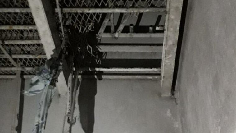 Los detenidos rompieron la malla metálica del calabozo Foto: Crónica