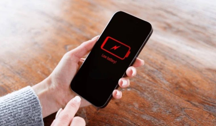 Opciones fáciles para cargar el celular en casa sin luz. Foto: Shutterstock