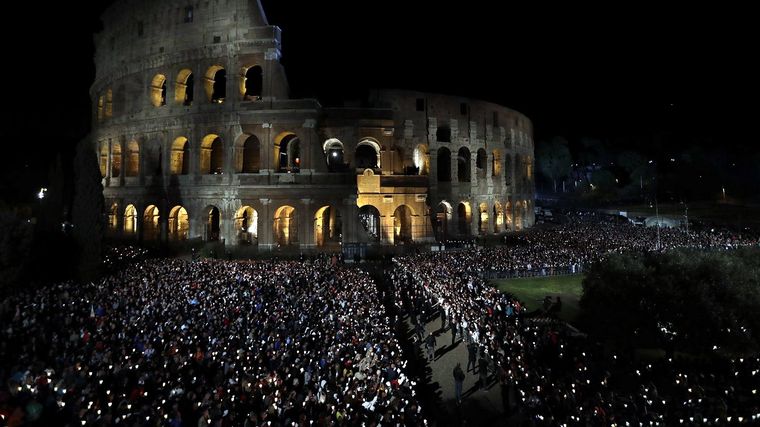 El Vía Crucis del Coliseo, una ceremonia muy simbólica. Foto: Ap.