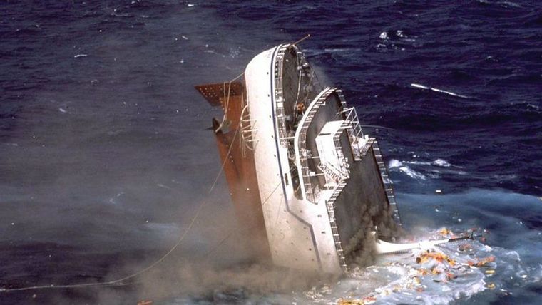 Tumbonas, chalecos salvavidas y otros desechos cayeron de la cubierta y flotaron en la superficie del agua antes de que el barco finalmente desapareciera. Foto: GETTY IMAGES