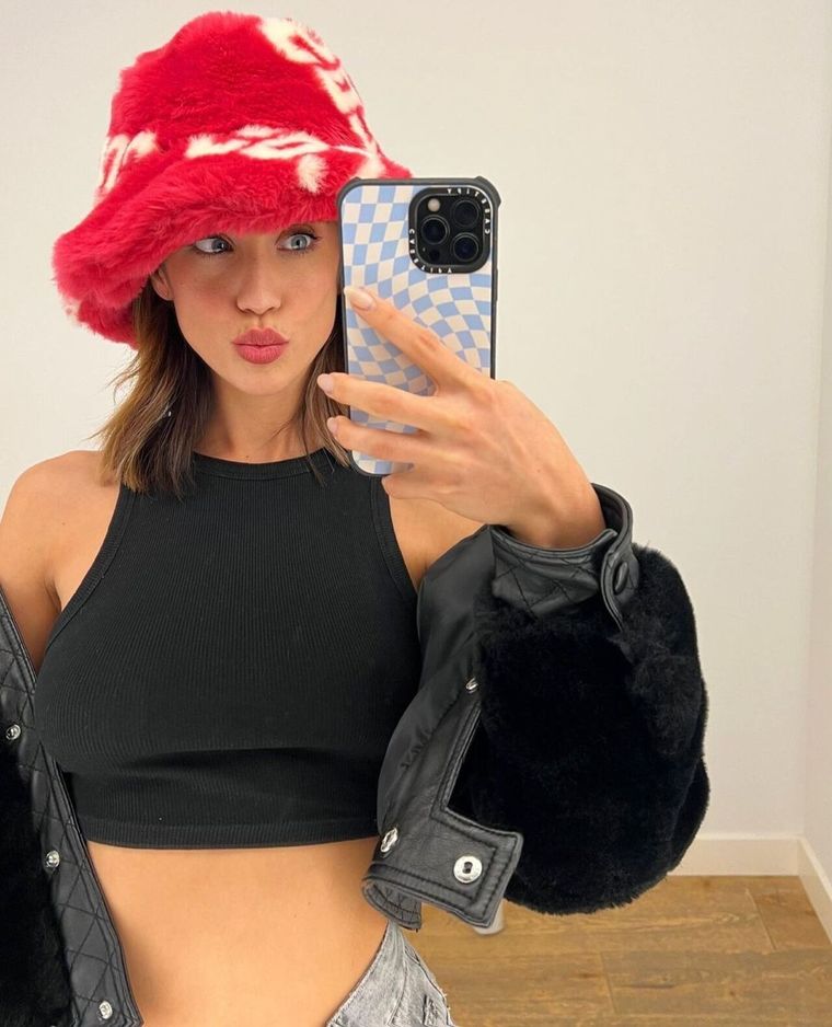 María Pedraza y María Pombo se suman al complemento del invierno Foto: Instagram