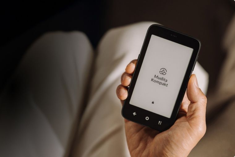 Mudita Kompakt: tecnolog&iacute;a de tinta electr&oacute;nica y un interruptor f&iacute;sico de privacidad absoluta.