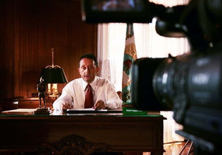 Celso Jaque, en Casa de Gobierno, al grabar su mensaje. Foto: Prensa Gobernación.