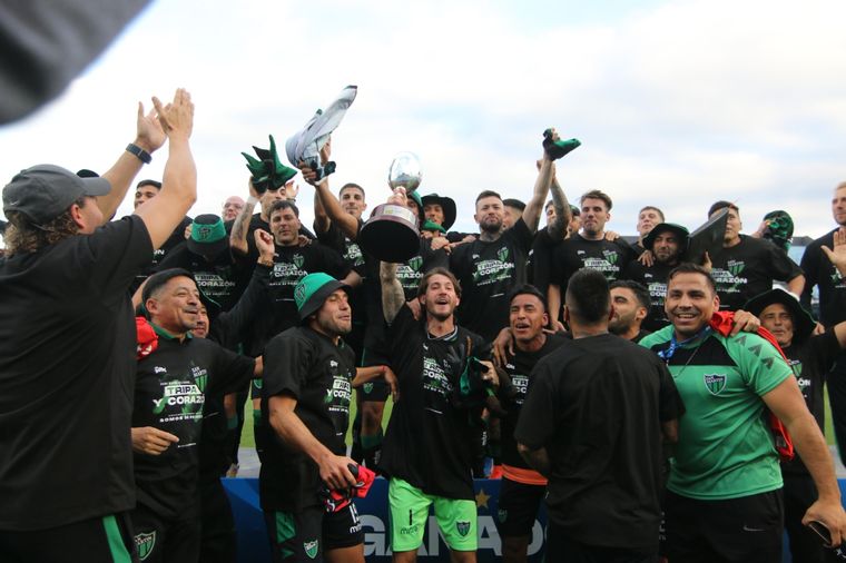 El festejo de los jugadores de San Martín de San Juan. Foto: Daniel Cáceres/MDZ