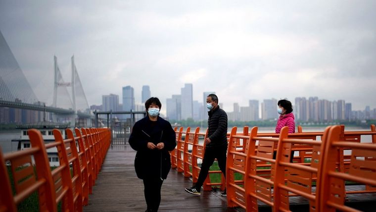 Peatones con mascarillas en Wuhan, China, el 29 de marzo de 2020.