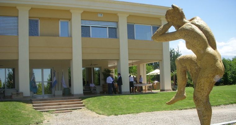 Una de las esculturas de Chiavazza embellece la entrada a la casa. Foto: MDZ