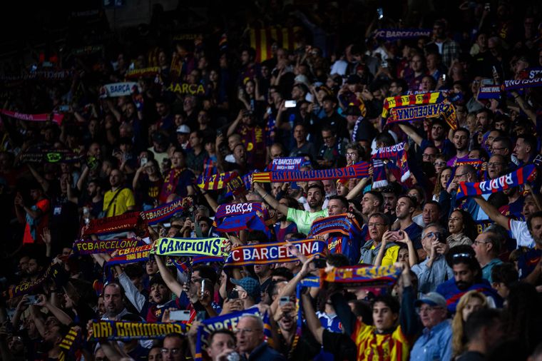 Los hinchas del Barcelona encendieron la previa del partido ante PSG.