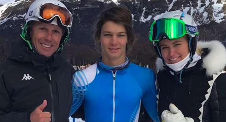 Tiziano Gravier junto a sus padres.