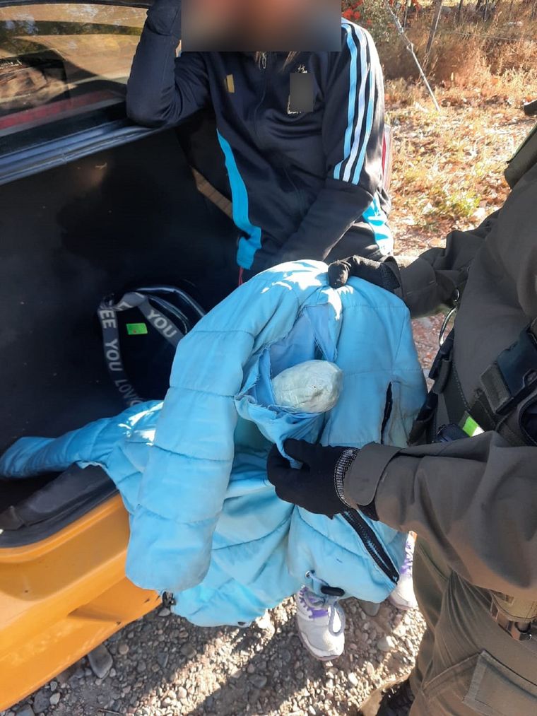 Una pasajera transportaba cocaína en su campera y fue detenida en un control de Gendarmería Foto: Gendarmería Nacional