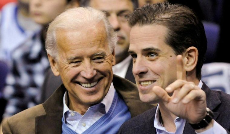 Hunter Biden y Joe Los Biden, en problemas con la ley. Foto: Reuters.