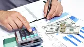 Desde que asumió el gobierno de Javier Milei la cantidad de pesos con los que funciona la economía cayó casi un punto del PIB hasta tocar un 15,3%.