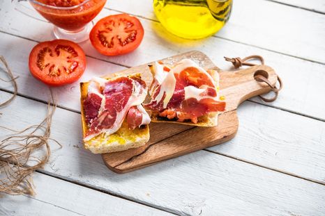 Receta de tapas españolas con tomate y jamón ibérico fáciles y deliciosas. Receta de tapas españolas con tomate y jamón ibérico fáciles y deliciosas.