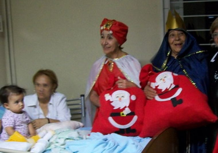 Más de 400 juguetes y 20 kilos de golosinas fueron repartidos anoche en el Hospital.