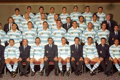 MDZol | Los Pumas posaban con sus camisetas en la previa del tercer Mundial, luego de haberse despedido en primera ronda en 1987 y 1991, con Cacho parado en la segunda fila (de arriba hacia abajo) y ubicado tercero de derecha a izquierda. Foto: UAR