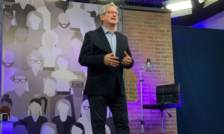 Luis Rubio conduce Pares de Comedia, por NET TV El conductor, actor, guionista y productor confesó que su trabajo se basa en el humor Foto: Captura de TV