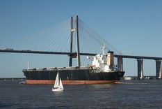 Un barco circulando por el Río Paraná. Imagen ilustrativa