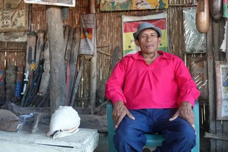 Delfino, uno de los pocos que se quedaron en la isla, tiene un pequeño museo con herramientas e instrumentos gunas. Foto: Gonzalo Cañada | BBC Mundo