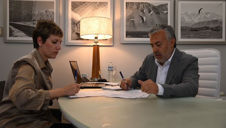 Cornejo firma el Decreto para enviar a la Legislatura la DIA del Distrito Minero. Foto: Gobierno