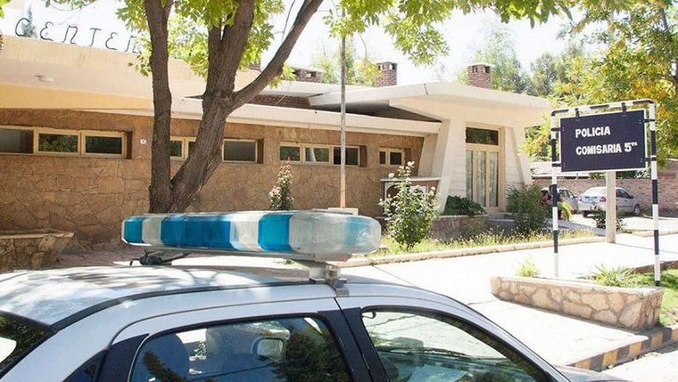 El hombre fue reducido y trasladado a la Comisaría Quinta, en calidad de demorado