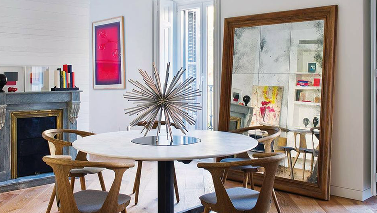 El espejo es un recurso muy utilizado para decorar ambientes con paredes blancas. Foto: gentileza elledecor.com