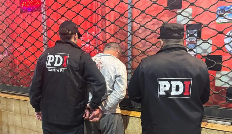 El personal del Grupo Táctico de Operaciones (GTO) y de Captura de Alto Perfil Dependiente de la Policía de Investigaciones de Santa Fe logró detener al hombre que estaba prófugo. 