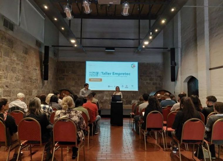 Participantes en jornadas de capacitación para emprendedores locales. Participantes en jornadas de capacitación para emprendedores locales.