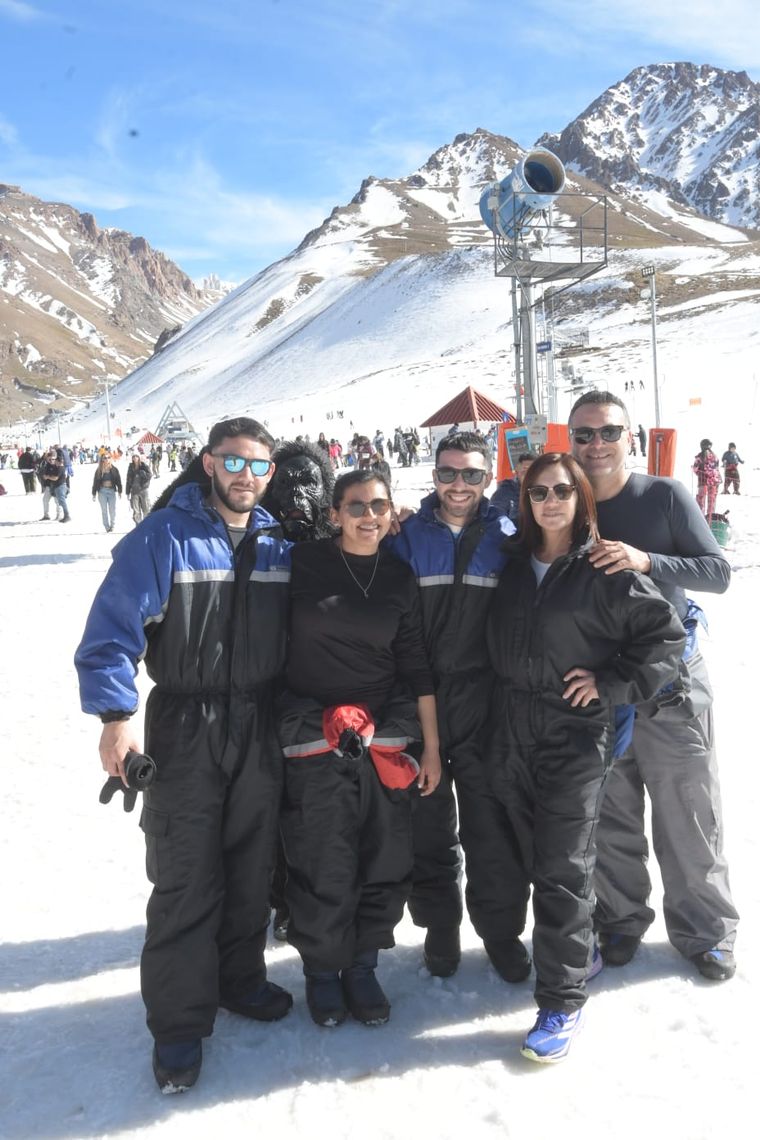 De San Luis a Las Leñas: Claudia, Flavio, Nahuel, Tania, Ignacio y un De San Luis a Las Leñas: Claudia, Flavio, Nahuel, Tania, Ignacio y un