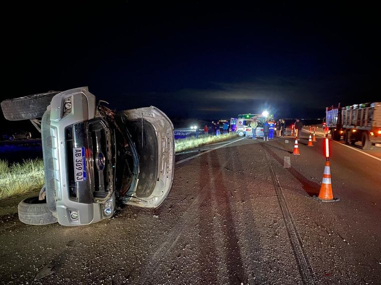 Tras el vuelco de la mujer a bordo de una camioneta, otro vehículo impactó contra el móvil municipal Foto: gentileza