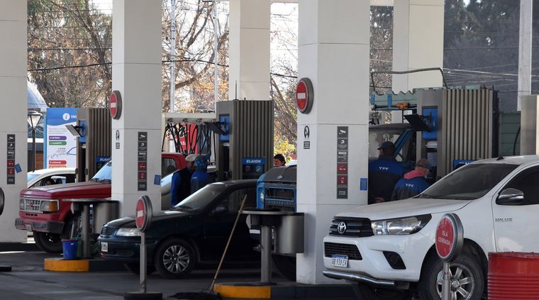 Los combustibles son un factor clave en los costos de las empresas, por eso ahora habrá que ver cómo es el traslado a precios, tras las subas que se vendrán en los próximos cuatro meses. Foto: ALF PONCE MERCADO / MDZ