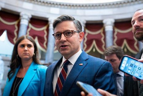 El presidente de la Cámara de Representantes de EE. UU., Mike Johnson, hablaba con los medios de comunicación el jueves, cuando se celebró la votación de la ley en Washington. El presidente de la Cámara de Representantes de EE. UU., Mike Johnson, hablaba con los medios de comunicación el jueves, cuando se celebró la votación de la ley en Washington.