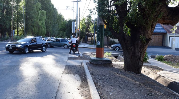 Parada de Elpidio González y Azcuenaga, en Guaymallén. Foto: Alfredo Ponce/MDZ