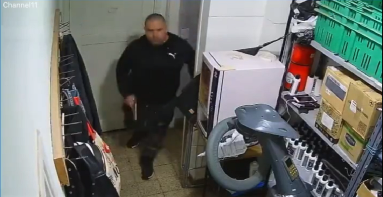 Guzmán, armado, en el nuevo video Foto: Captura de video