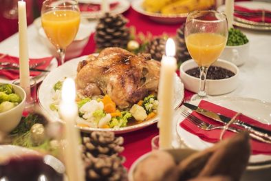 MDZol | Se acercan las fiestas y vuela la creatividad de la comunidad para los festejos, ricos platos y decoraciones abundan en las mesas familiares. Foto: EFE