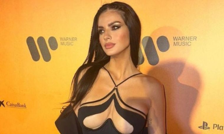 La China Suárez fue vista a los abrazos con un reconocido cantante en Sevilla La actriz y cantante se mostró acompañada y muy relajada Foto: @sangrejaponesa