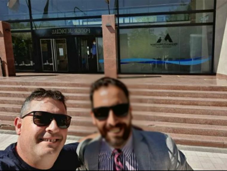 Villegas (izquierda) al salir del Ministerio Público Fiscal.