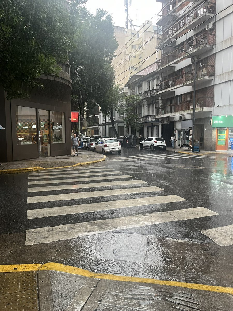 &nbsp;En el norte del país se encuentran bajo alertas amarillas por tormentas, mientras persiste un ambiente caluroso y húmedo.