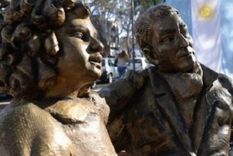 Vandalizan la estatua de San Martin junto a su hija Merceditas ubicada en la Alameda. Actualmente se encuentra en proceso de restauración. Foto: Archivo