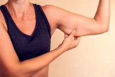 Estos ejercicios eliminarán las molestas alas de murciélago Foto: Shutterstock