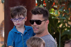 El joven Valentino, de 14 años, muestra el impresionante parecido con su padre, Ricky Martin. Foto: Just Jarred