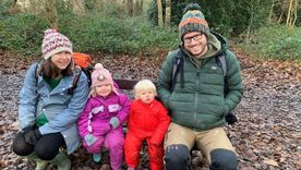 Lee y Louise esperan que al compartir el cuidado de los niños a partes iguales sean un buen modelo para sus hijos. Foto: LEE HARMAN