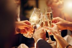 En cada cena de fin de año, se acostumbra a realizar un brindis con copas repletas de espumante Foto: Shutterstock