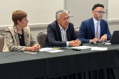 MDZol | Jimena Latorre, Alfredo Cornejo y Lucas Erio. Mendoza se presentó en la principal feria petrolera de Texas. Foto: Gentileza Gobierno de Mendoza