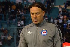 El exjugador de Barcelona renunció a su cargo como DT del Bicho.