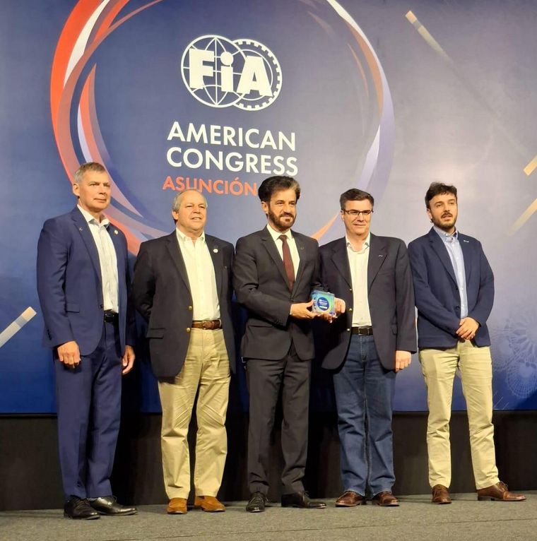 César Carman, presidente del ACA, fue el encargado de recibir la distinción en representación de la institución.